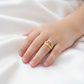 Anillo corona mano niña