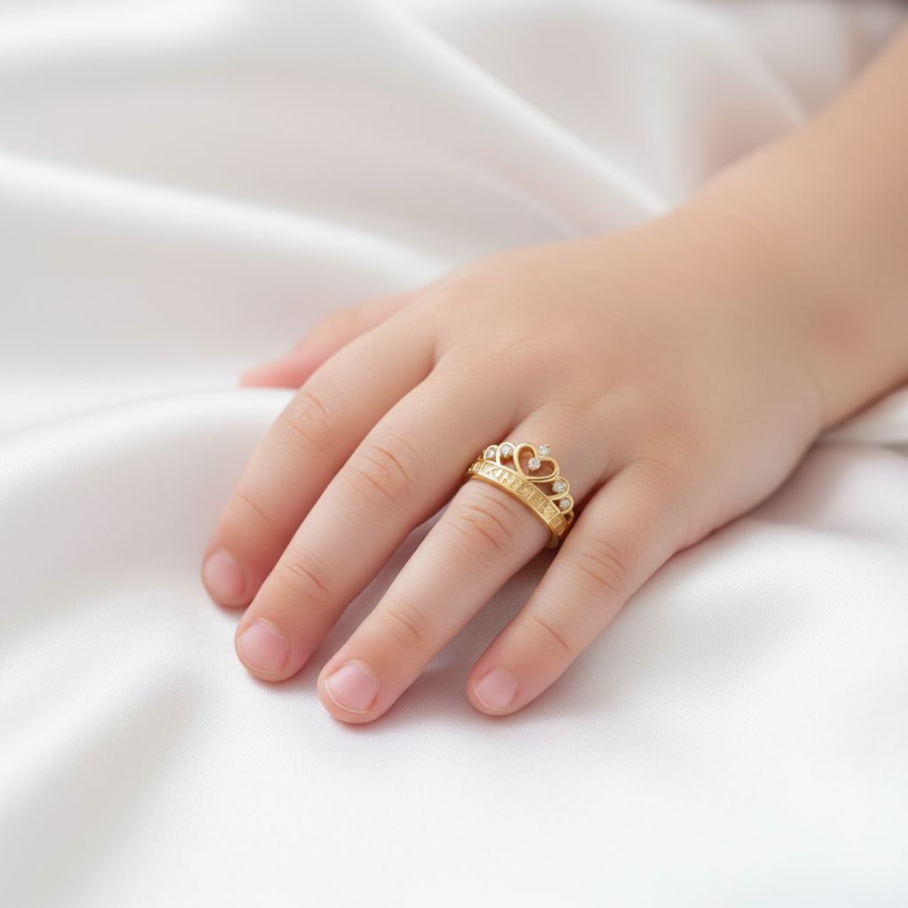 Anillo corona mano niña