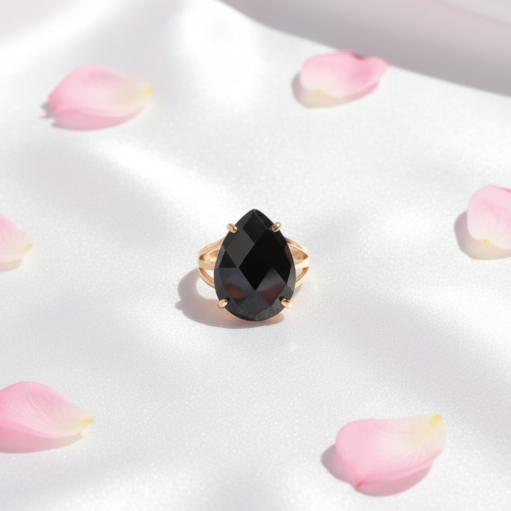 Anillo negro flatlay seda