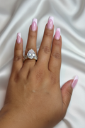 Anillo pera con luz brillante