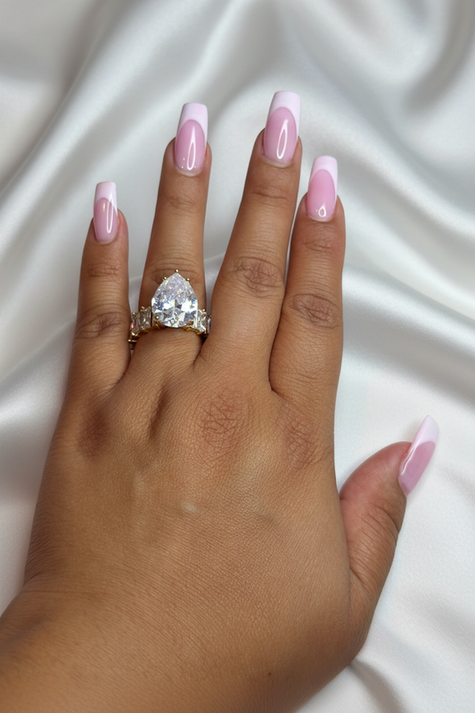 Anillo pera con luz brillante