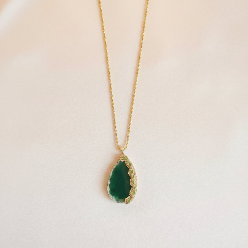 Collar Piedra Verde — Flat Lay Seda Lisa