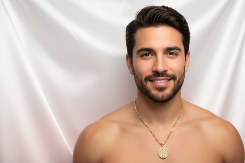 Collar Árbol de Vida con Modelo Hombre