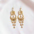 Flat lay — Aretes Chandelier Florales Dorados