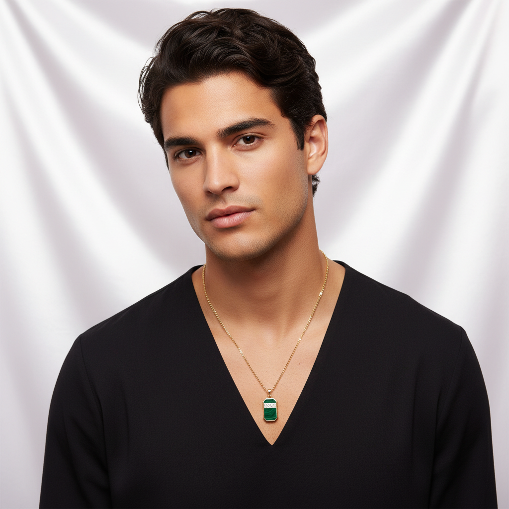 Modelo hombre - Cadena Plaquita Verde