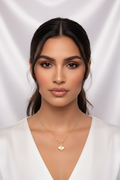Modelo Latina con collar trébol