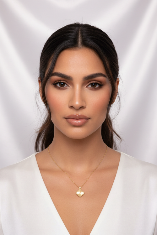 Modelo Latina con collar trébol