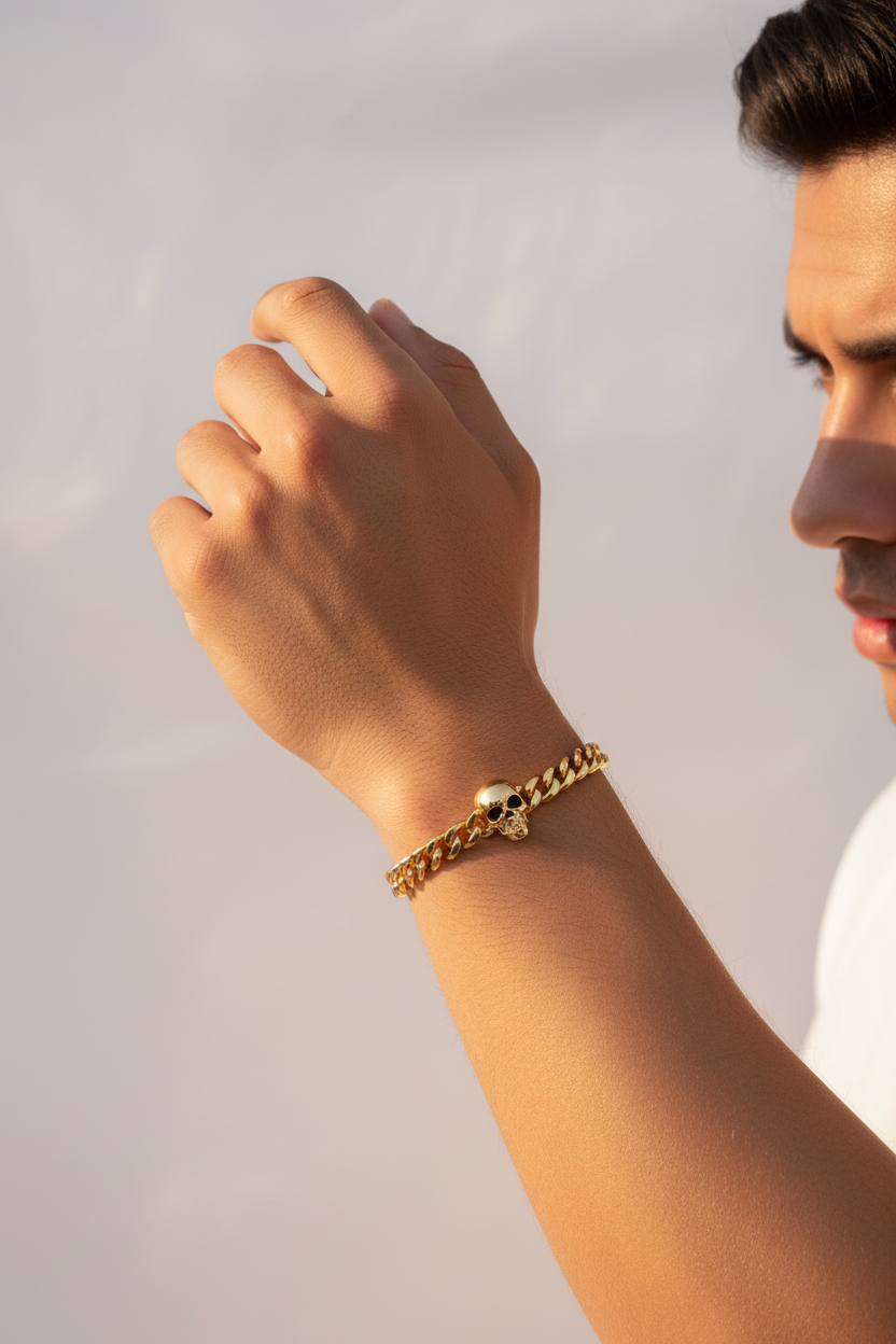 Pulsera Calavera Fantasma de Oro con modelo
