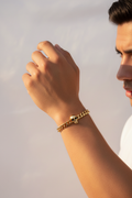 Pulsera Calavera Fantasma de Oro con modelo
