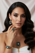 Set Elegante Oscuro con modelo y aretes correctos